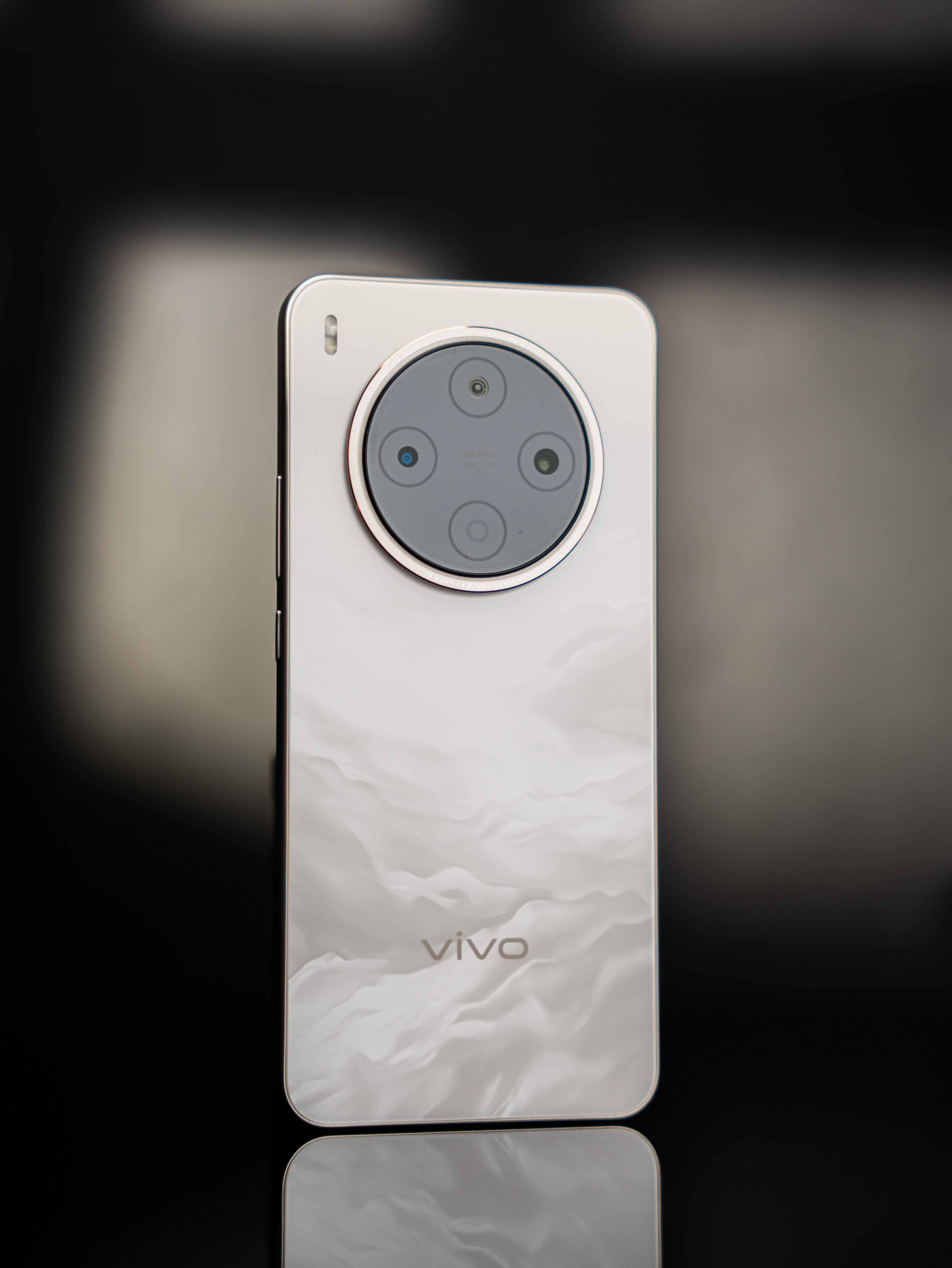 当东方祥瑞邂逅现代科技，vivo Y500 Pro「祥云金」以鎏金为底，云纹为缀