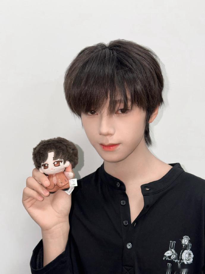 王橹杰和娃娃自拍合照王橹杰展示娃娃四连拍大宝宝遇上小宝宝两组萌物同框太养眼 