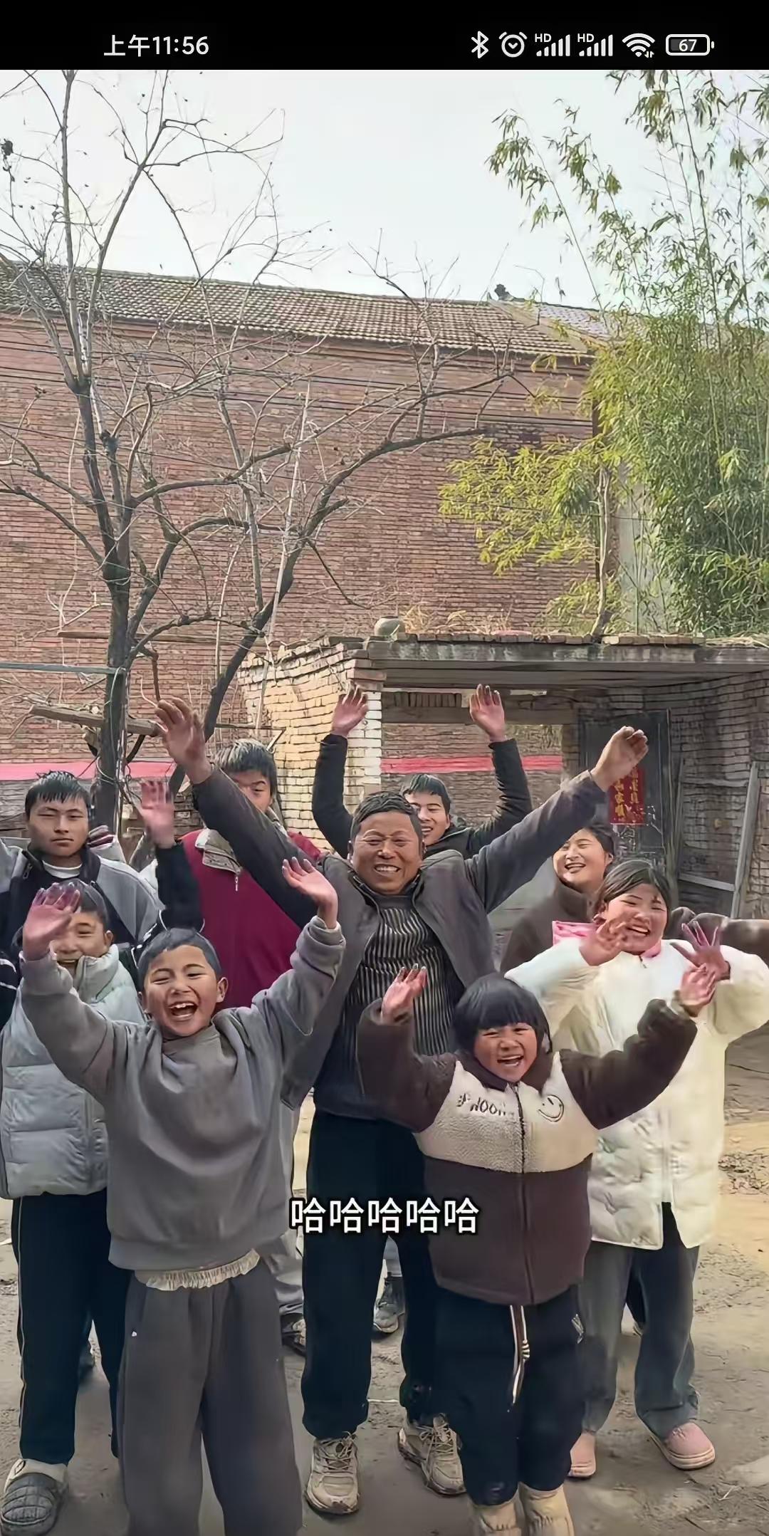 这个男人59岁，拥有了8个孩子，5男3女。有人就有财，没人是白来，为他们点赞，人