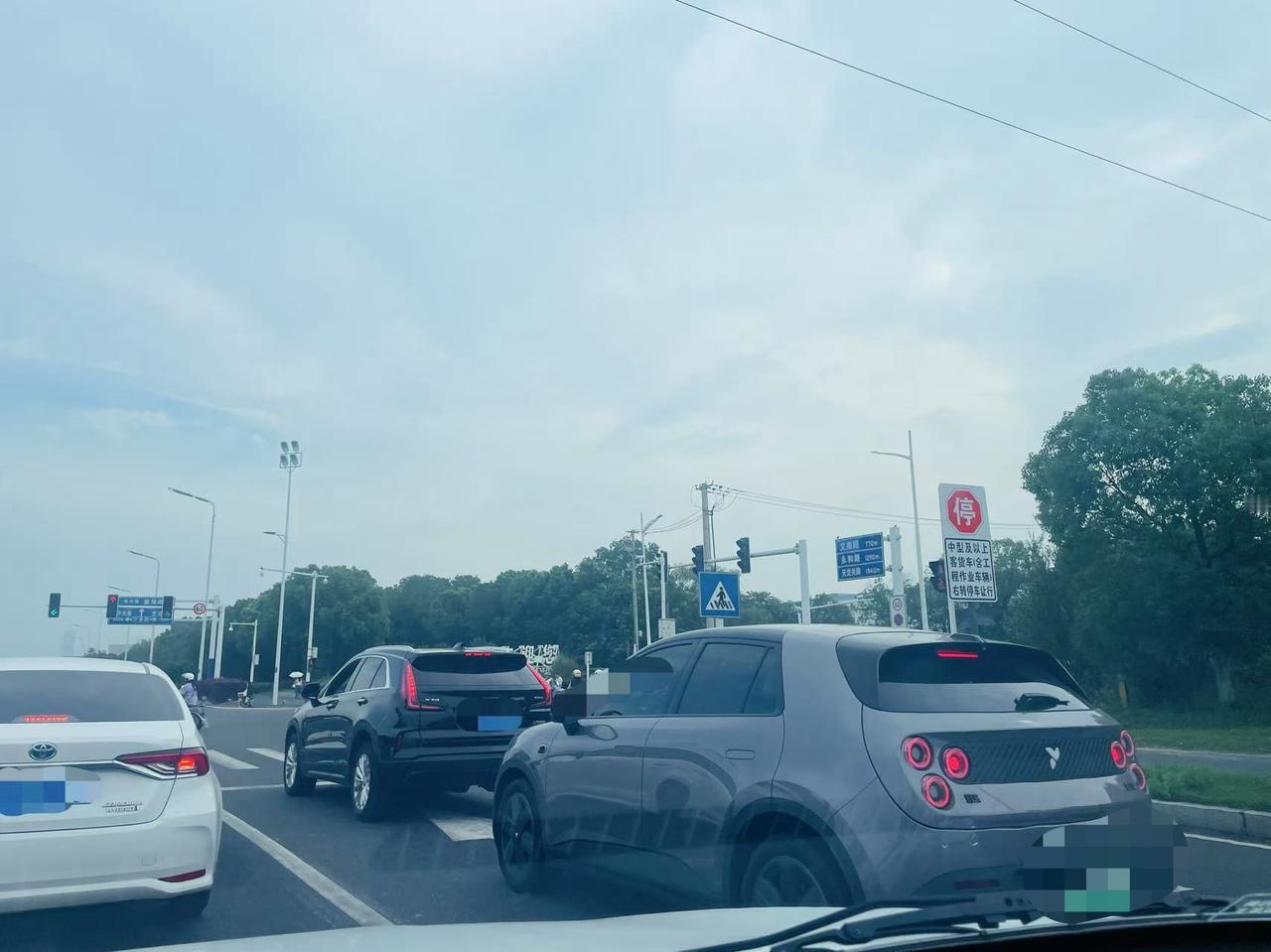 路上偶遇一只 萤火虫，一眼看辨识度是真高，“六眼飞鱼”尾灯，整体质感非常好，一点