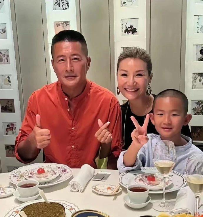 实力派演员高曙光，跟江珊离婚后，51岁那年与小16岁圈外人王玲闪婚。52岁的他迎