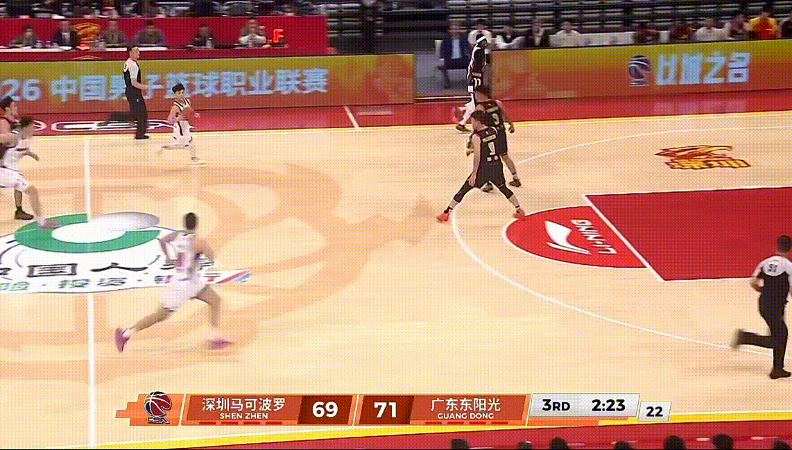 终于等到你啊！杜润旺命中第一记三分，广东队领先9分局面暂时稳住 深圳男篮vs广东
