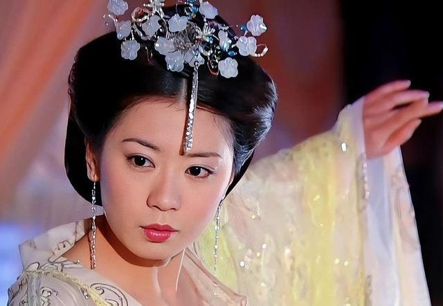 公元649年，李世民只剩下最后一口气，他命人把武则天叫来：“朕死之后，你当如何？