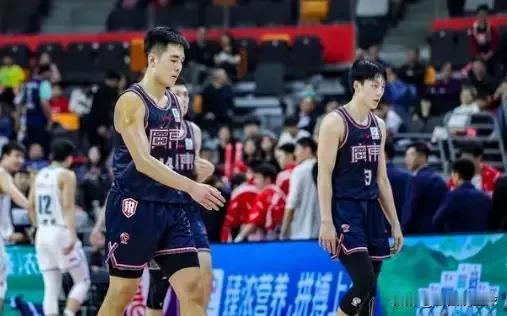 全场比赛结束，广东男篮以105-115不敌山东男篮遭遇两连败。全场比赛，广东男篮