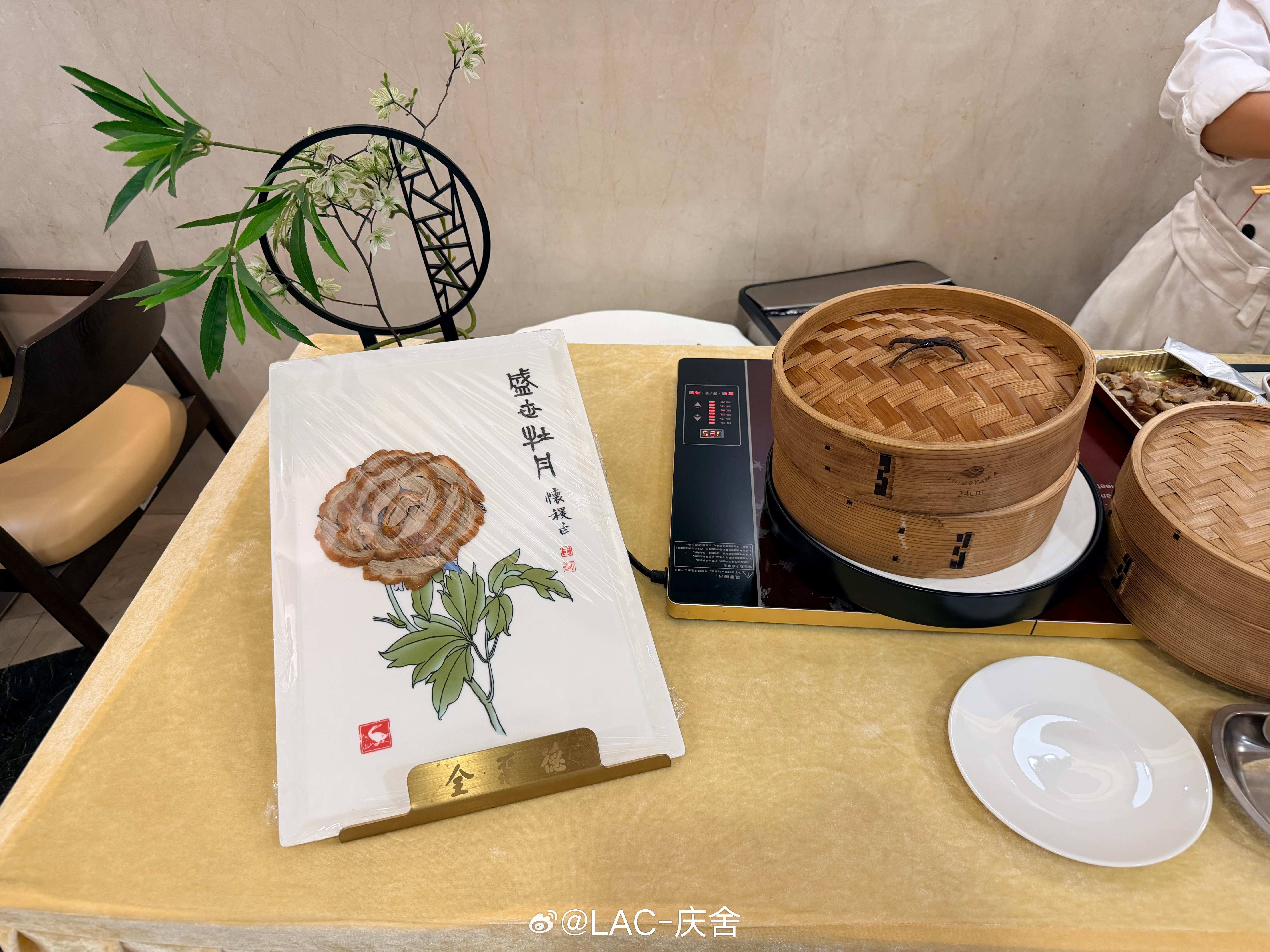 每次出差基本上都是早班或者晚班机这次中午的飞机竟然赶上了国航北京休息室里的全聚德