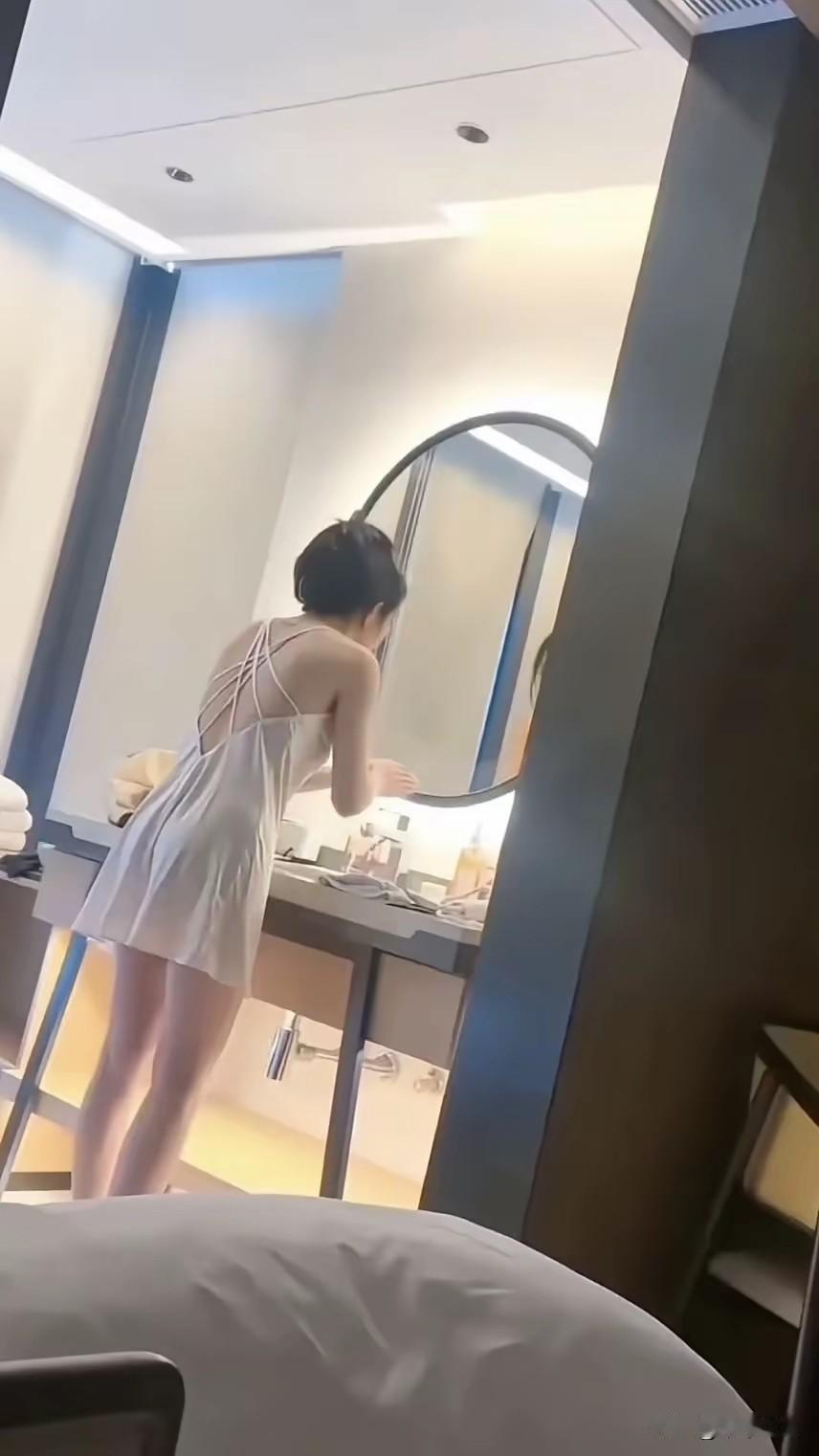女人睡觉前，必须得卸妆吗？
老公估计早就发出阵阵“呼噜”响了。