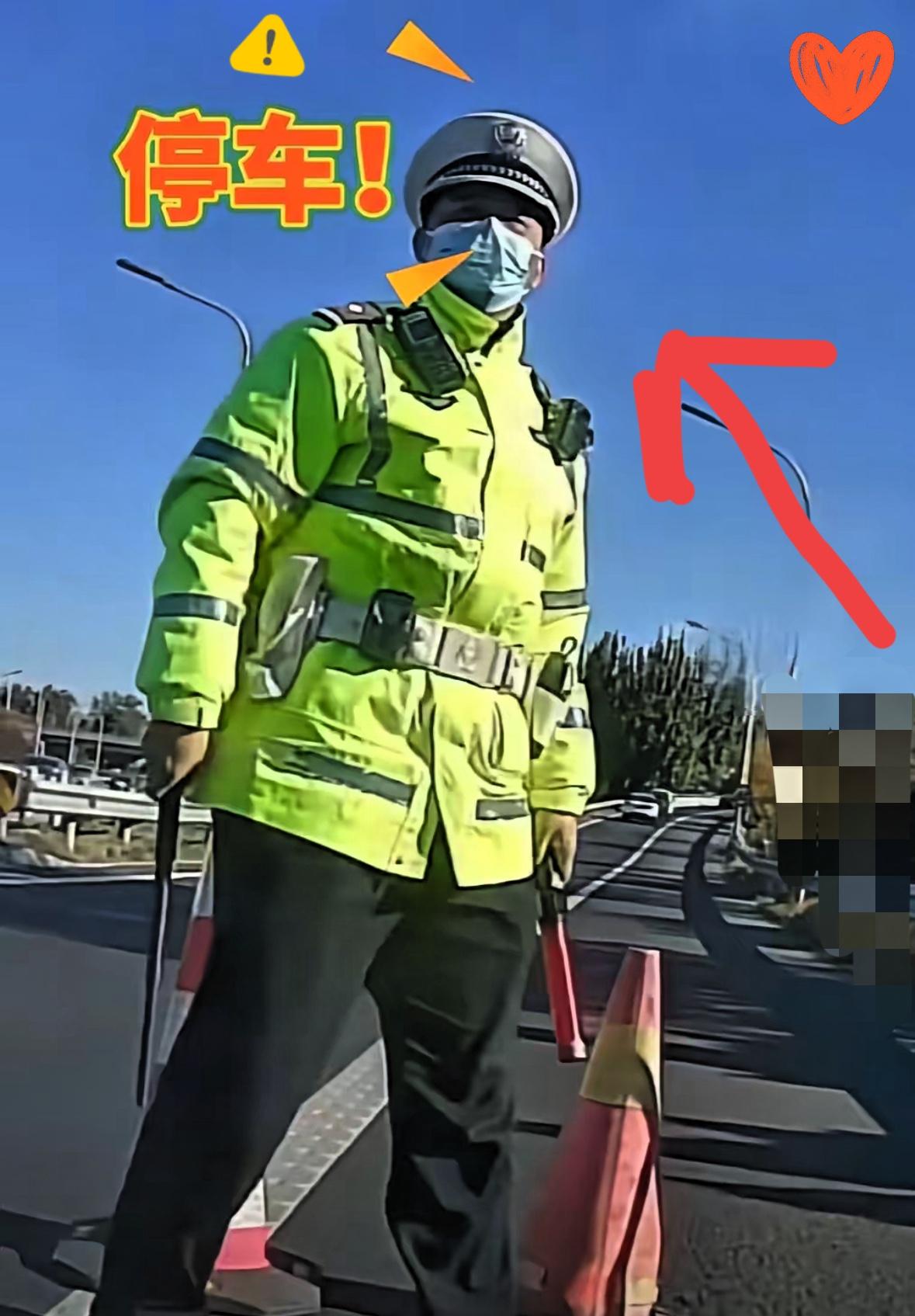 男子奔丧被交警拦下
​当男子哭着说出“我妈没了，我不是想超车”，交警立刻道歉并放