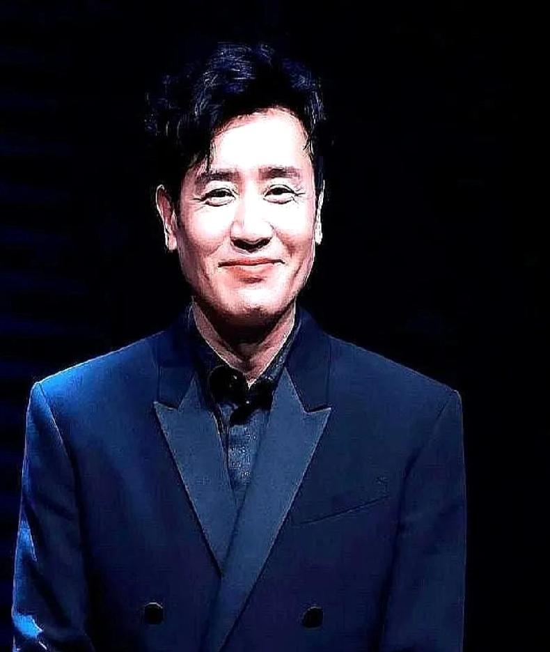 2024年春季，
娱乐圈掀起了一股热潮！
一位配角仅凭五分钟的微笑表演，
就让豆