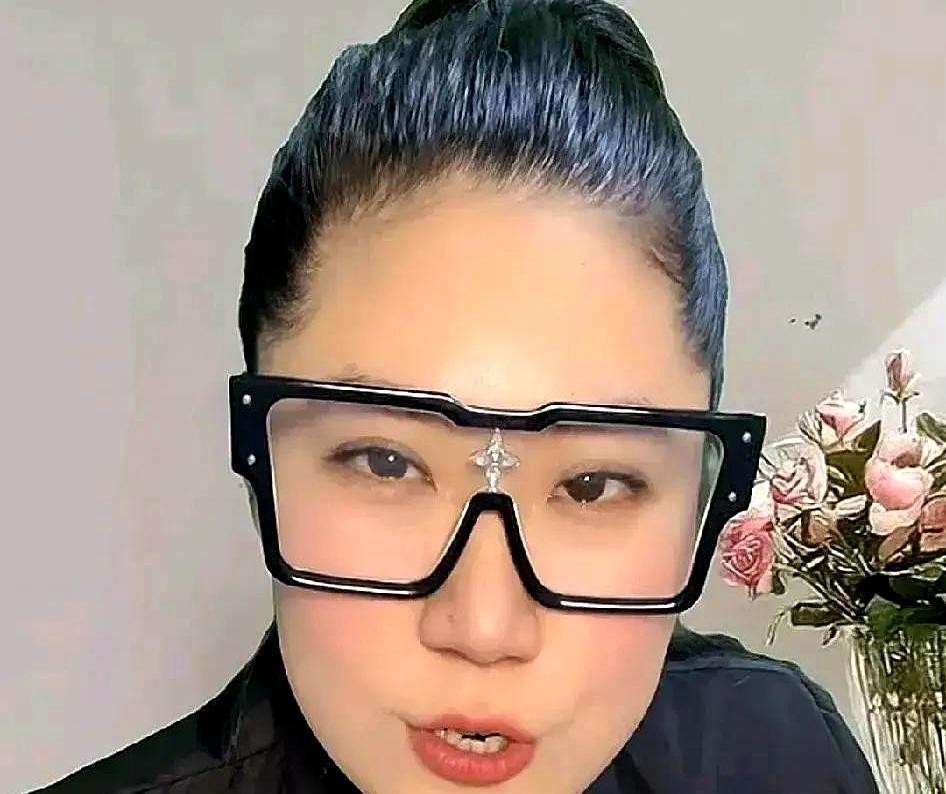 离婚快30年，狄波拉一手扶住谢贤的胳膊，一手冲着镜头比了个V。
 
谢贤拄着拐杖