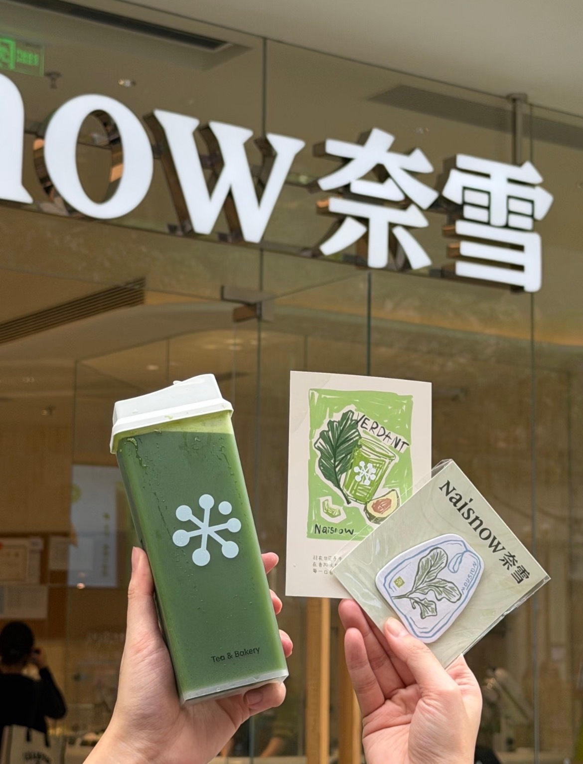 说没人喝的认真的吗？奈雪深圳新店纤studio我去了，人巨多，纤果茶喝着也超清爽