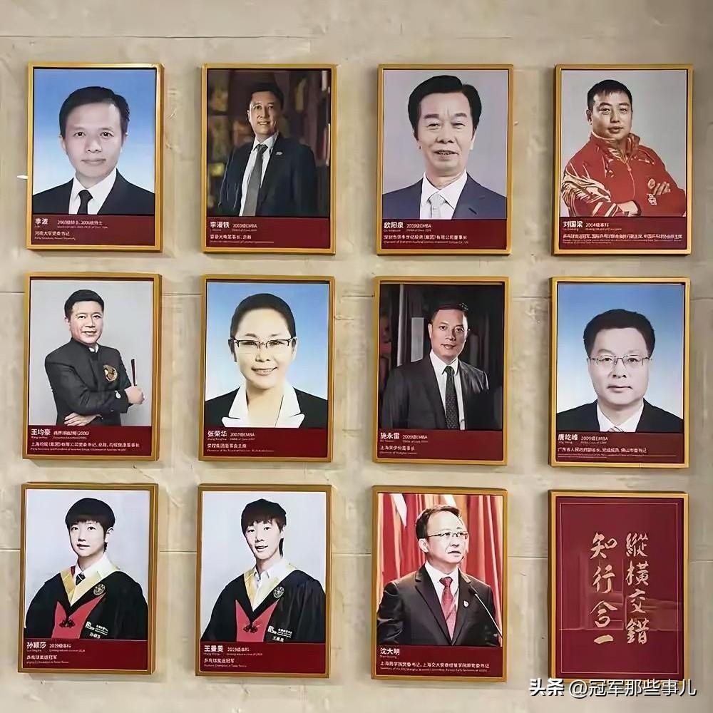 6月27日，上海交通大学安泰经济与管理学院一楼。孙颖莎和王曼昱身着学士服的照片，