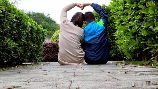 人到中年才明白，那些能走到最后的婚姻，从不是轰轰烈烈的誓言，也不是花前月下的浪漫