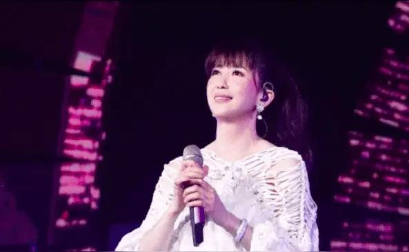 某位女声演绎的《你的样子》，以空灵嗓音刺破浮华，直抵人心。每一句吟唱皆是深情告白