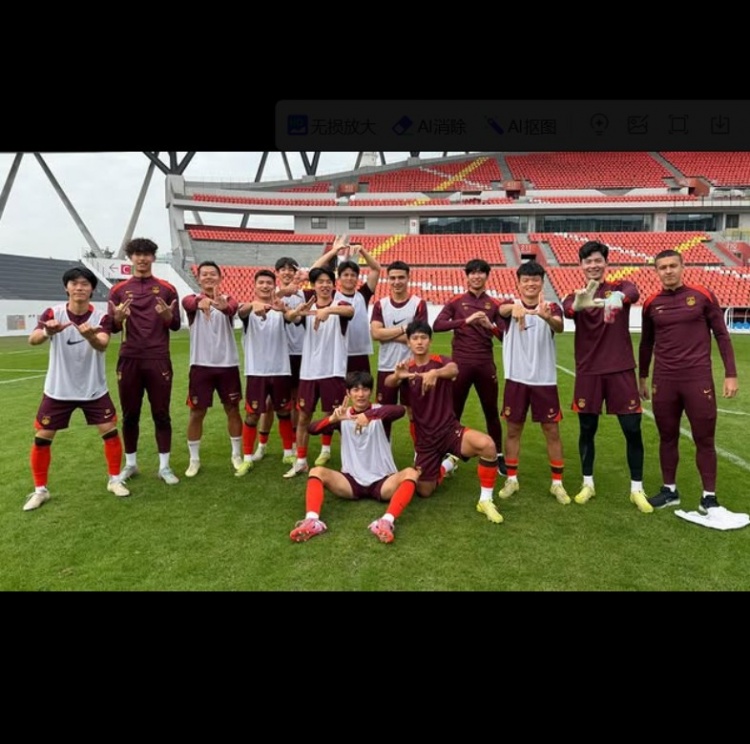 黄博文晒与多位U22国脚合影：跟各队太子的合影