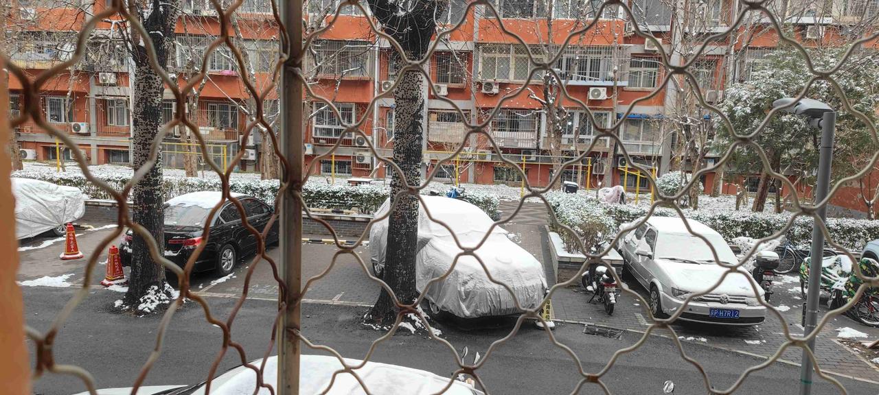 带定位晒今日生活 
我今日的状态：😁轻松愉悦
我这里的天气：❄️下雪啦。三月的