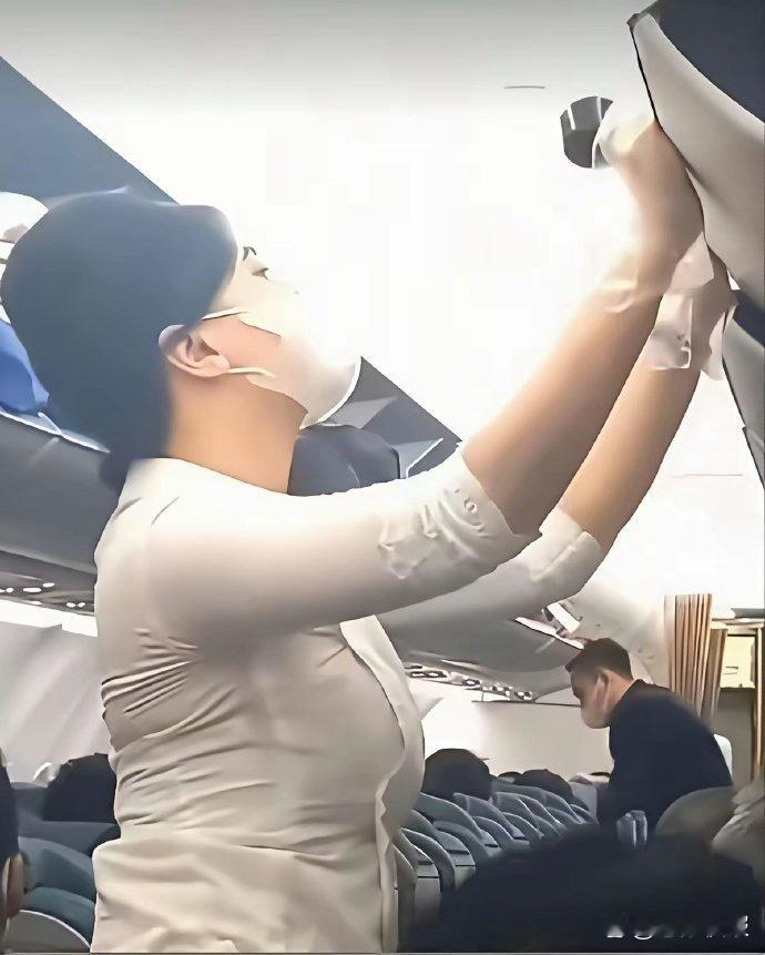 这个是哪个航空公司的空姐制服，怎么和捆粽子似的，设计的太糟糕了 