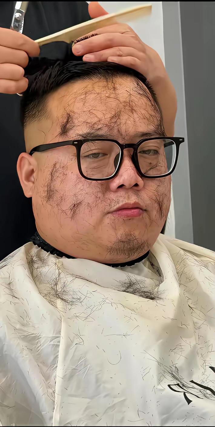这个理发大师的活哪里学来的手艺，生意能好吗？