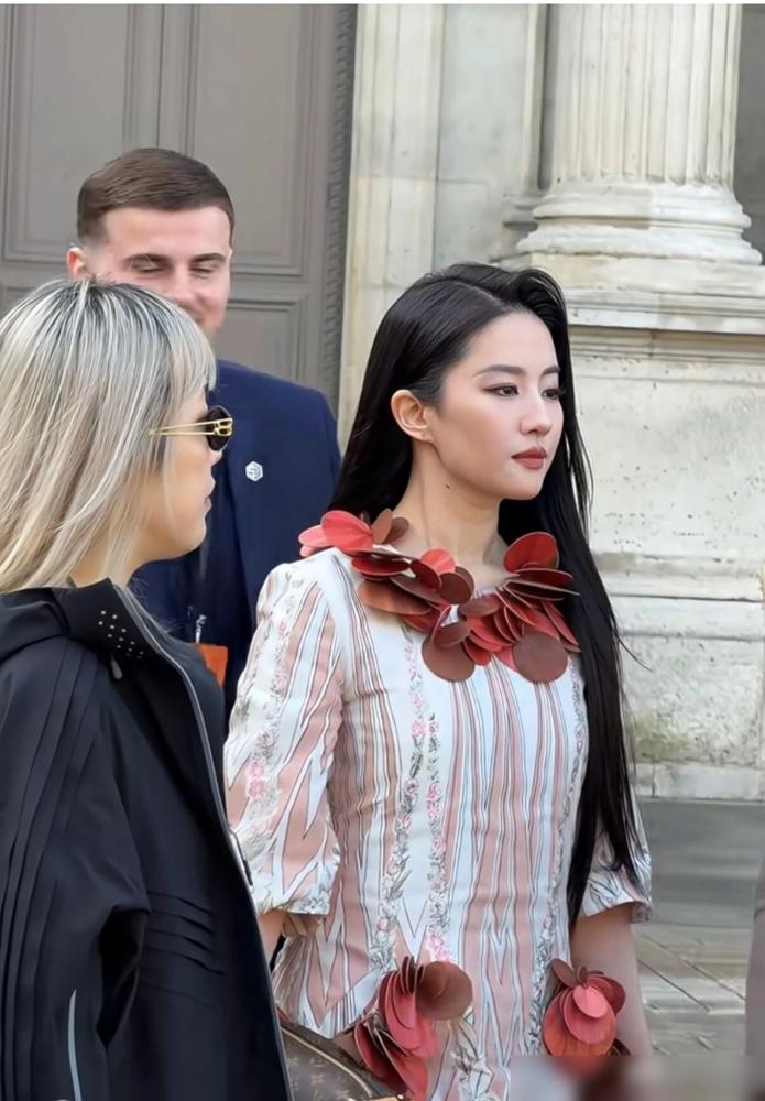 你以为刘亦菲在巴黎是去比美的？别天真了，她穿什么其实根本不重要。
 
米色夹克配