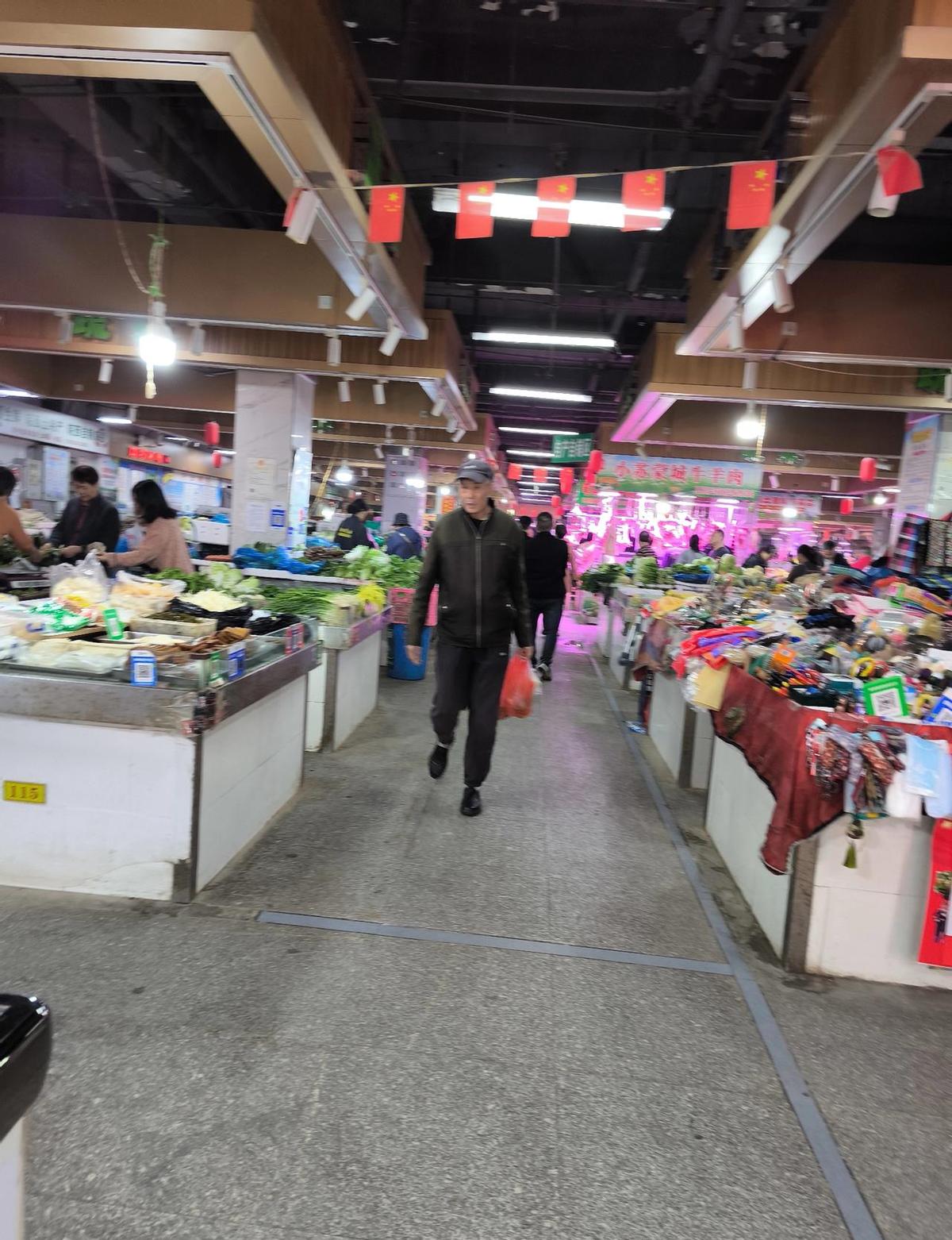 菠菜卖到九块，莴笋七块，老百姓心里打鼓：没台风没暴雨，菜咋这么贵？
不是黑心商贩