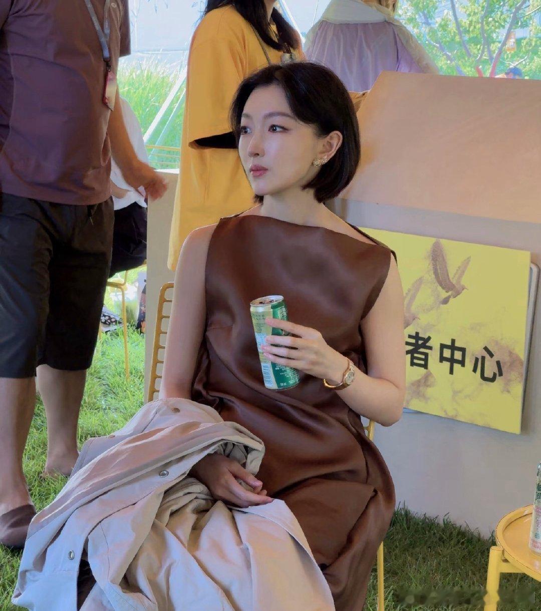 周冬雨段奕宏同框周冬雨段奕宏活动同框褪去卷毛的段奕宏多了几分沉稳，和周冬雨在阿那