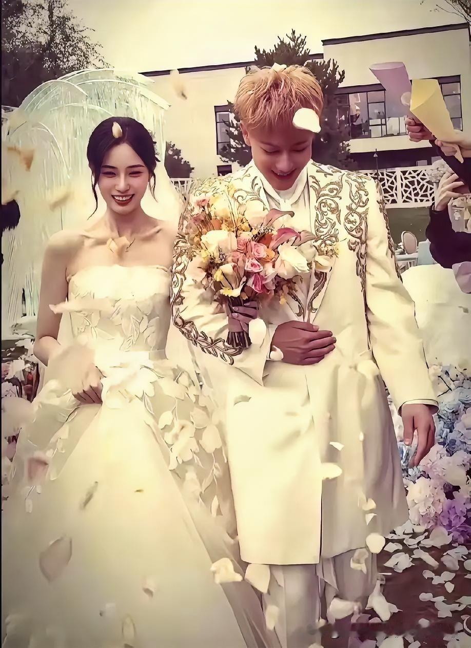 要不是亲自去查
我是打死也不敢相信
黄子韬都三十二岁了，徐艺洋居然还是他的初恋，
