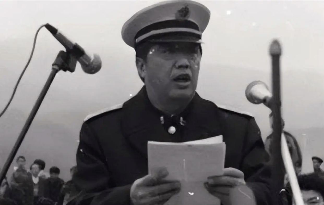 1998年，香港贺龙之子贺鹏飞，看四下没人，闪身冲进一间商人办公室，凑到那人耳边