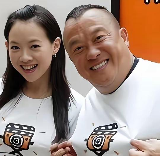 太不地道了，曾志伟连自己的亲生女儿都不放过！他想穿亲子装，还想跟自己亲生的一起拍