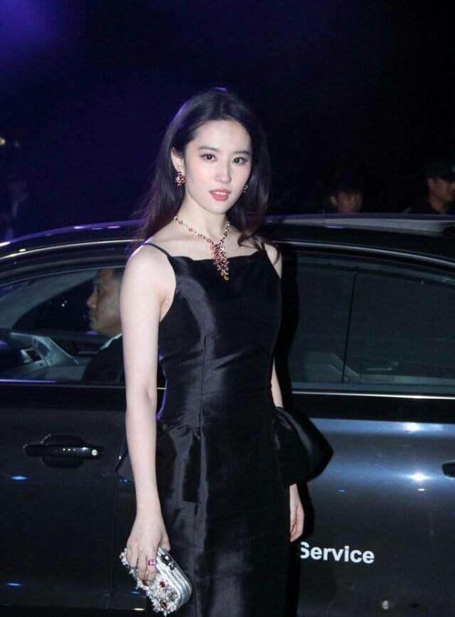 【#刘亦菲#•#早安#】要努力做一个可爱的人。不埋怨谁，不嘲笑谁，也不羡慕谁，阳