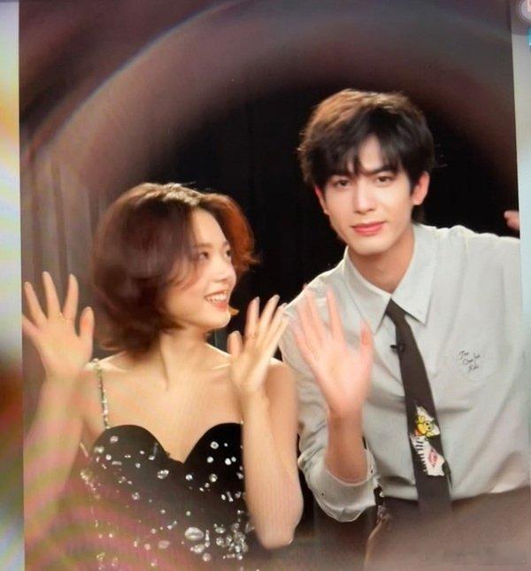 龙麦今天合体直播，牢笼越来越帅了 