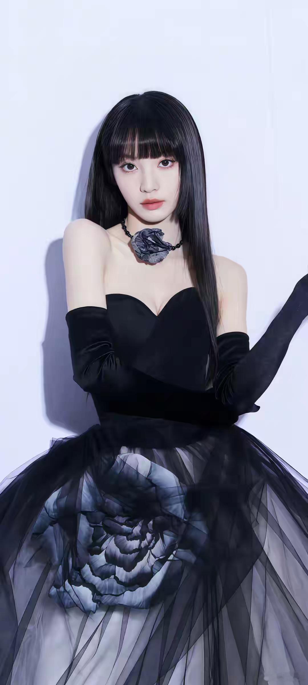 1. 田曦薇如今发展一路顺遂，很大程度仰仗经纪人的力捧。经纪人手握优质资源，愿意