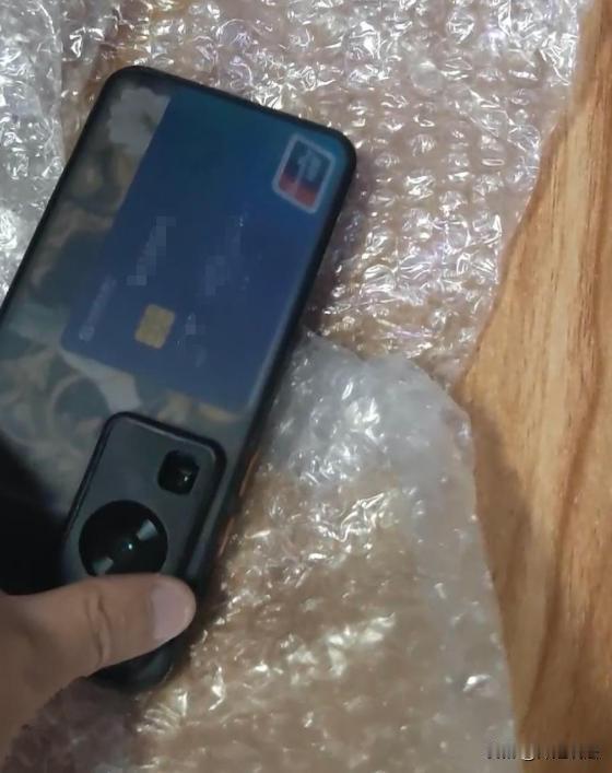 四川成都，有男子凌晨乘坐网约车，上车后将手机放在中控台充电，下车时却忘拿了。男子