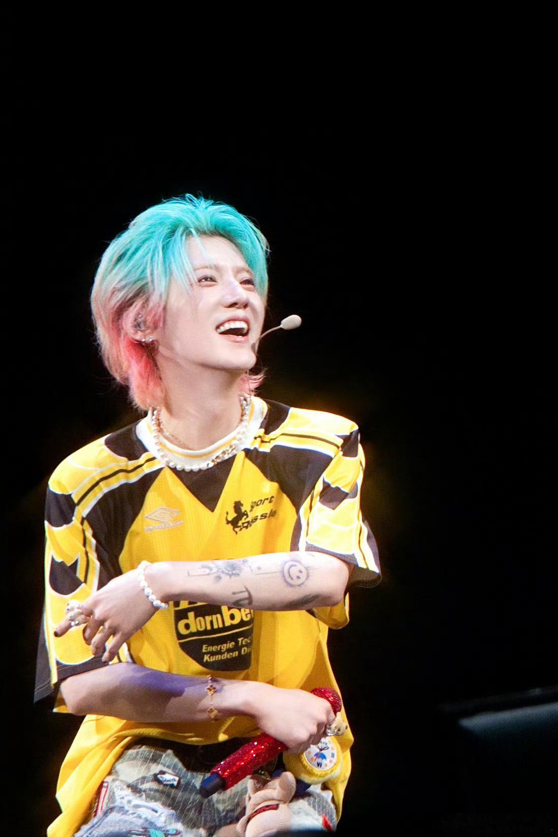 鹿晗扫腿舞星奇摇鹿晗演唱会跳了扫腿舞和星奇摇[哇] ​​​