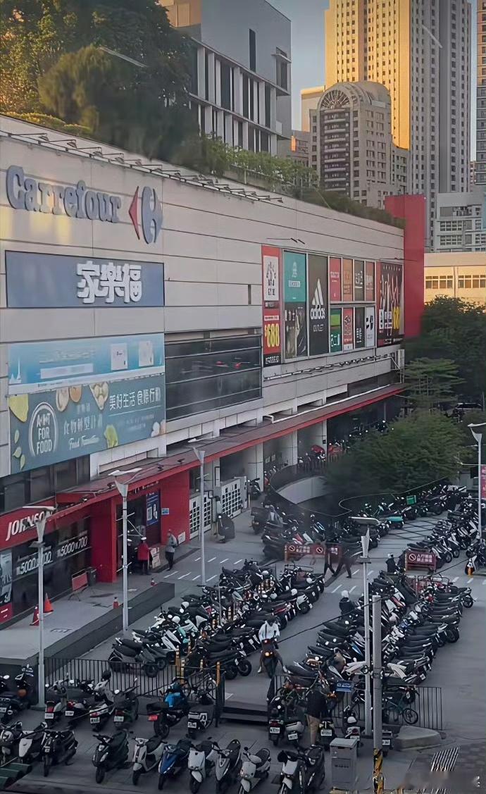 下图是台湾省某市中心的城市风貌，大家是不是觉得与内地三四线城市差不多 