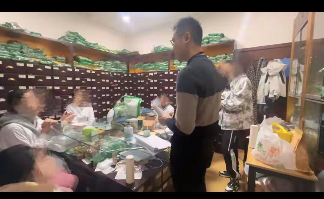 鸡蛋泡脚牵出3600万骗局！专坑老人的中医馆，比骗子更可恨的是这个
 
免费泡脚