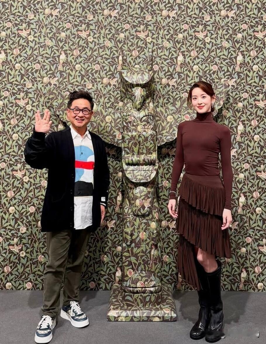 奶茶妹妹伦敦看展又上热搜！但这次焦点竟是她的肋骨[捂脸][捂脸]
说真的，看到章