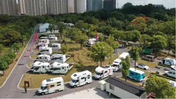 全国闲置的房车有19万辆，其中60%已流落到二手车市场。
为什么会这样呢？如果你