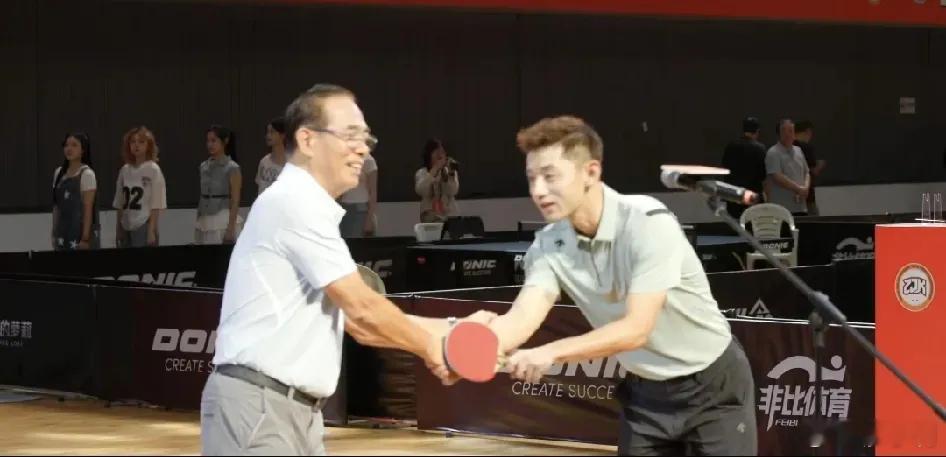 张继科蔡振华打乒乓球张继科以个人名义搞了个民间乒乓球赛，邀请恩师蔡振华站台。开幕