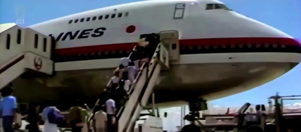 在面临空难的瑞士航班上，一名中国籍旅客从贴身衣袋里掏出两页绝密文件，将纸张揉搓后