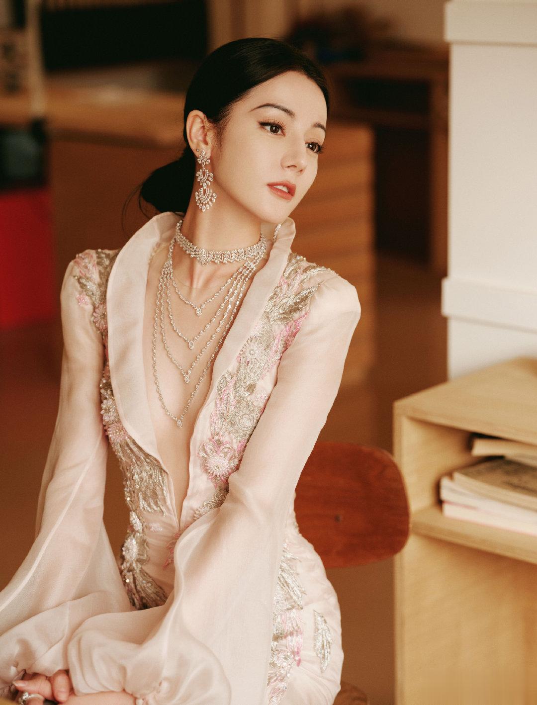 #迪丽热巴领子好低##迪丽热巴金色vs粉色##迪丽热巴两套造型#迪丽热巴也太绝了