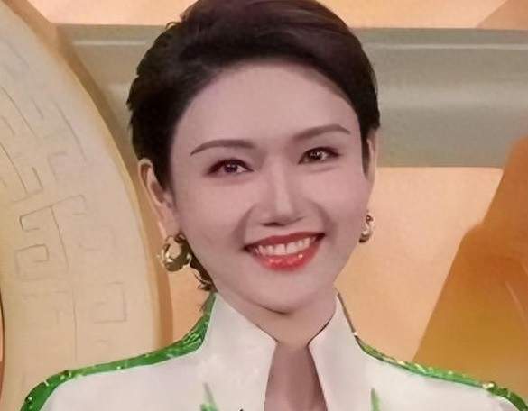 无提词器却被骂“盯提词器”？龙洋隐婚，靠爹传闻六年，真相来了
