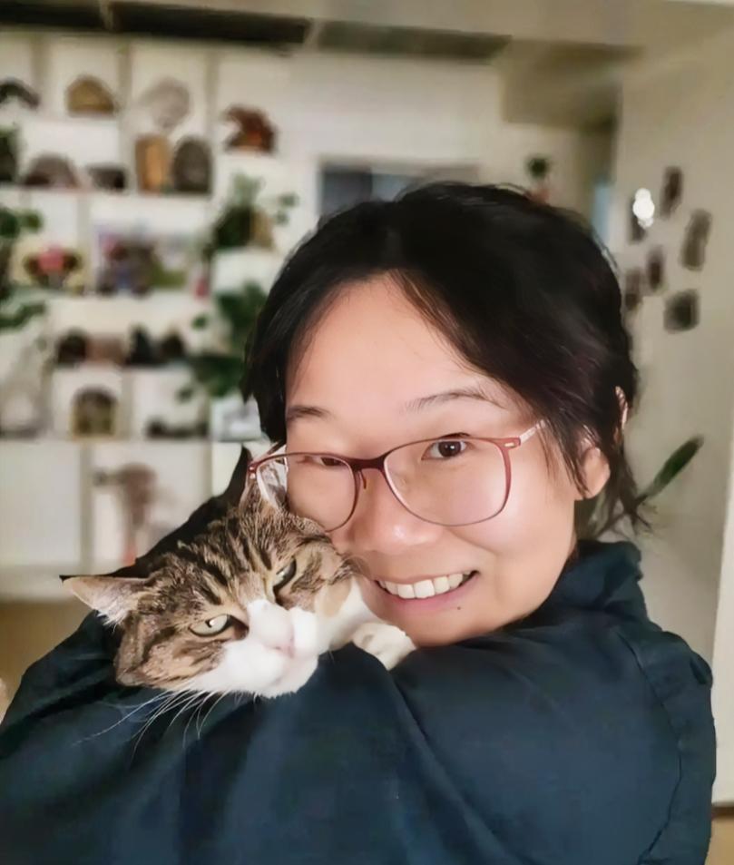 45岁李娟火了
《我的阿勒泰》热播，45岁作者李娟成焦点。她在新疆阿勒泰住15万