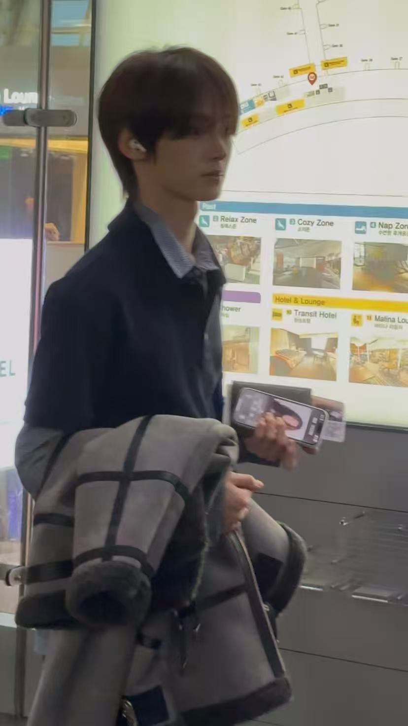 韩振被拍到听失眠TWS韩振被拍到听失眠好忧郁的歌 