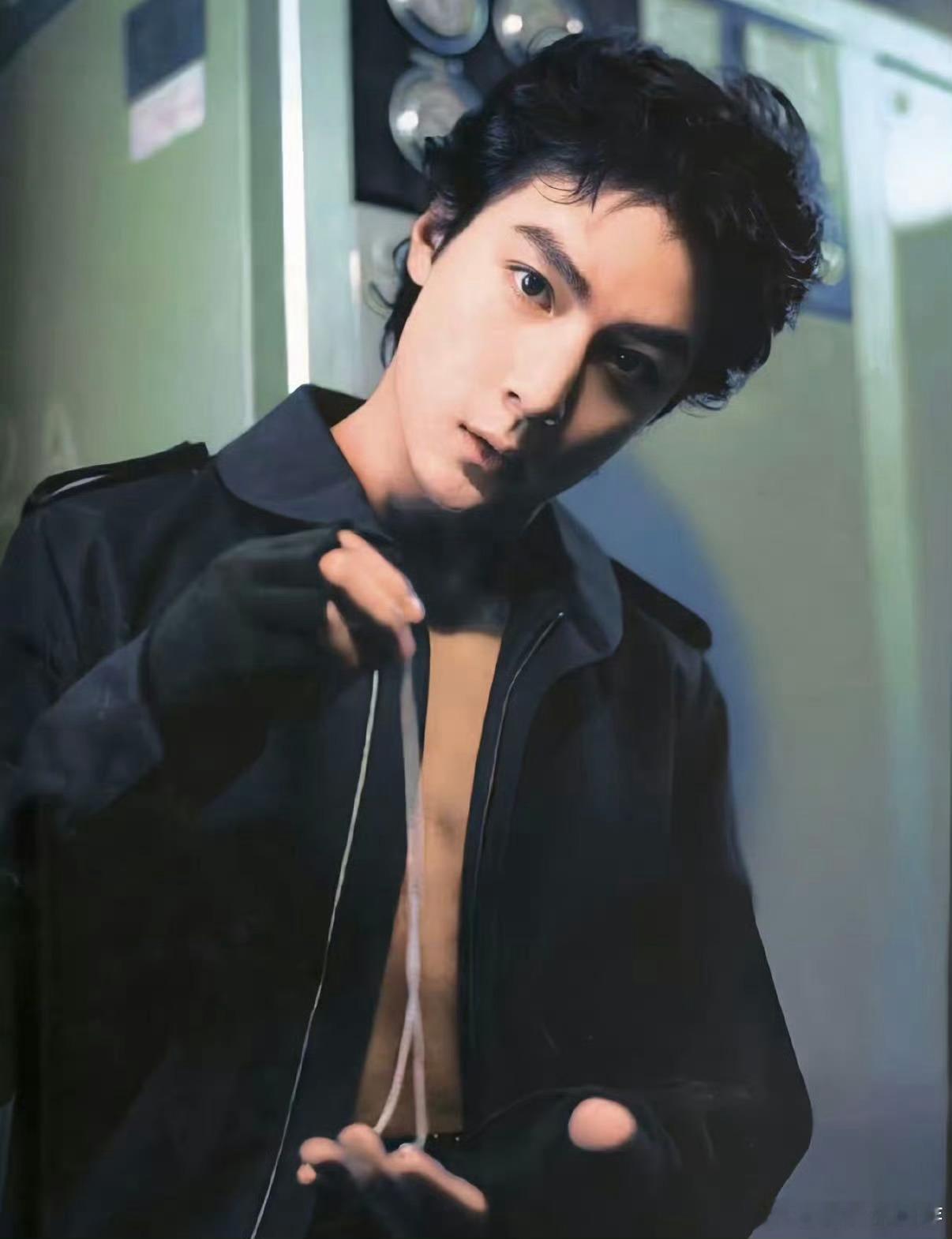 别人帅了一阵子吴彦祖帅了一辈子吴彦祖这帅，直接刻进审美DNA里。从港片初见到如今