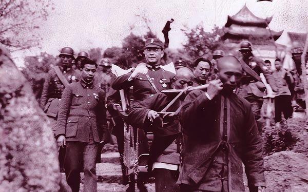 老狼原创；45年日本投降。1944年中国抗战进入极度困难之时；一些人纷...