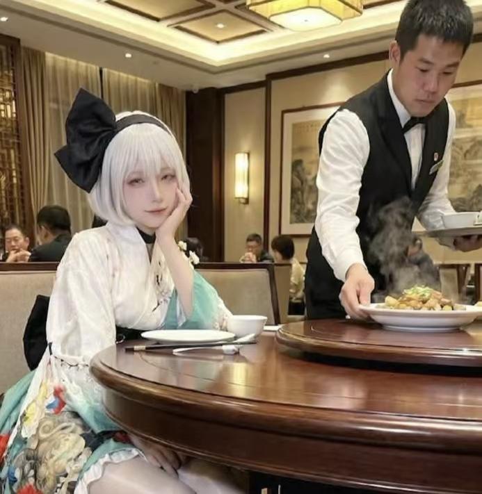 各位大神帮我把旁边的服务员p掉
顺便把我p好看点[大笑]