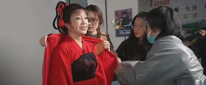 75岁少女武则天？
扯淡！
这世道，谁还信这种AI喂出来的“新闻”？
上次她演武