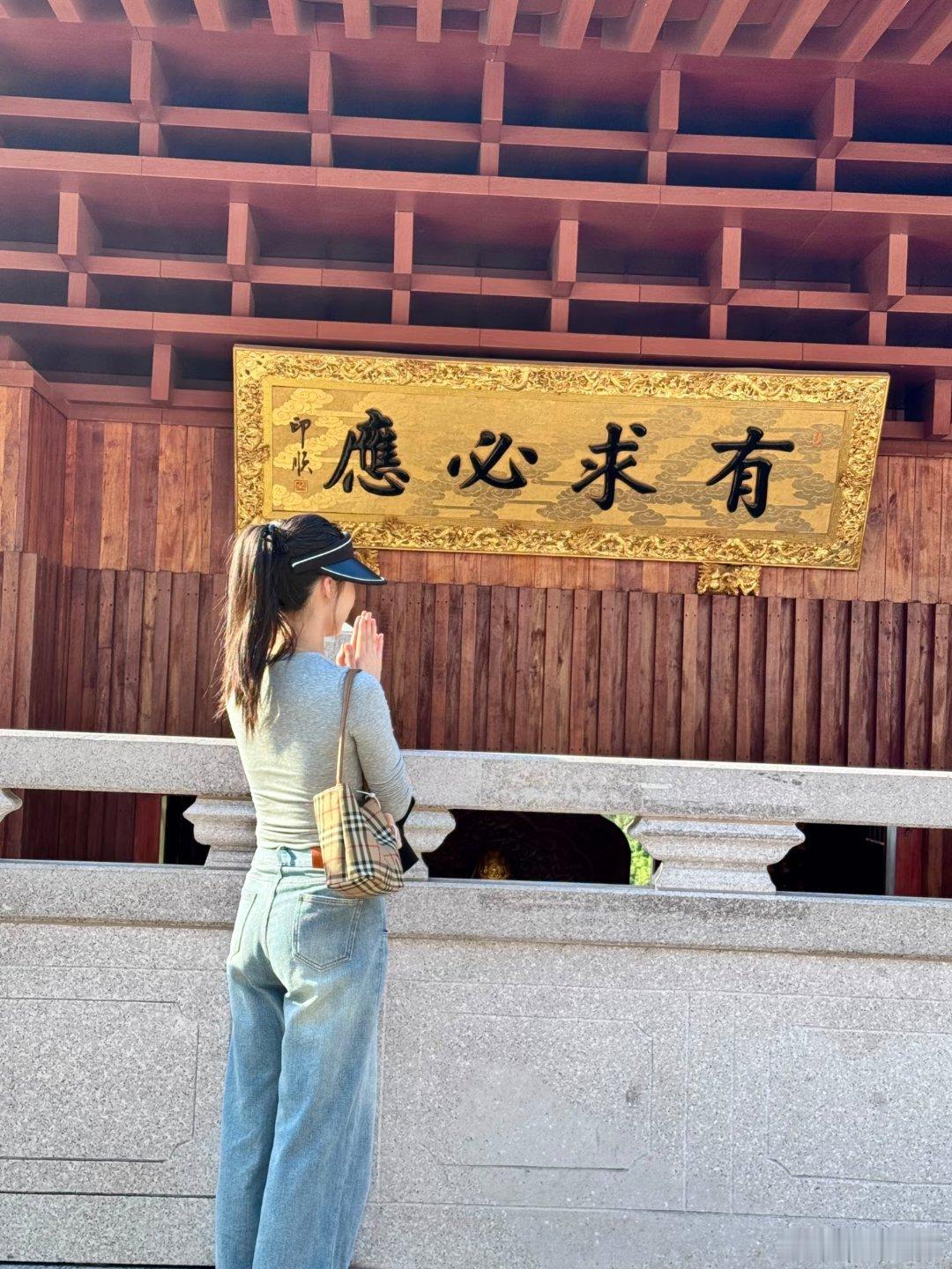 时光无色，自成景，人生无墨，自成画；生命的韵律，就是流年踏过烟火，四季轮回凯歌。