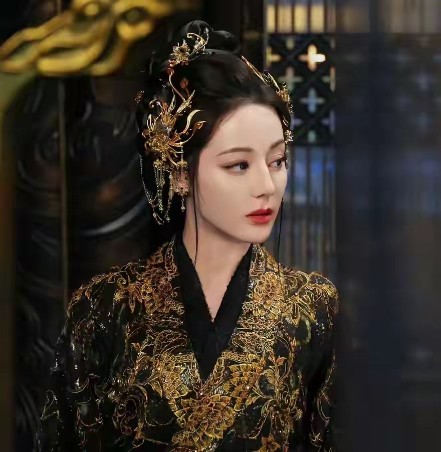 还有什么题材能拯救迪丽热巴《白日提灯》跌破26000是我没想到的，剧开拍的时候，