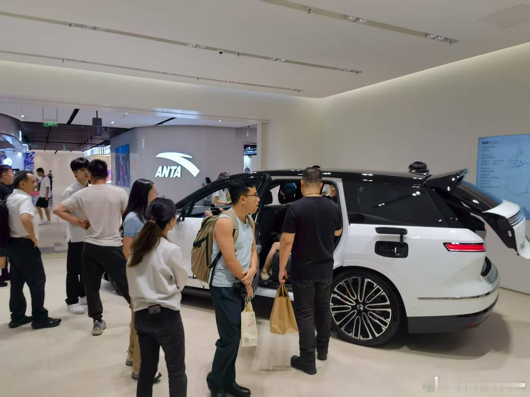 蔚来全新es8发布中国豪华汽车看蔚来 我Fellow给我发的他店里的现状[微笑]