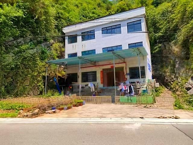 湖北宜昌长阳国道边的这个农家小院，依山傍水，你喜欢吗？


这个农家小院就在国道